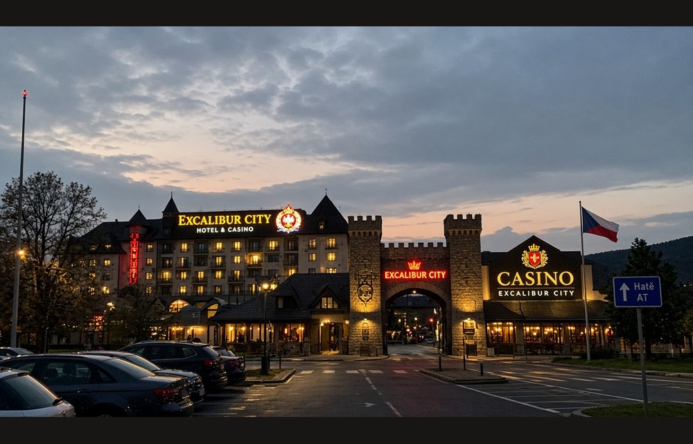 Hatě casino hotel entrance at dusk